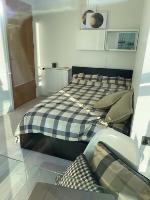 2 habitaciones, tabla de planchar con plancha, wifi y ropa de cama 