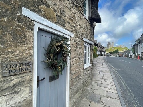 Cotters Pound: Charming Thatched Cottage in the Heart of Corfe Castle