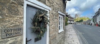 Cotters Pound: Charming Thatched Cottage in the Heart of Corfe Castle
