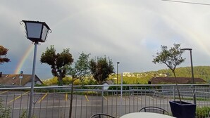 A parking area with a lamppost and a sign indicating a pull-up area. - Le Bélimont Panorama (Belmont-sur-Lausanne)