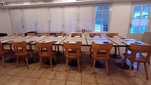 A conference room with a long table, chairs, and a whiteboard. - Le Bélimont Panorama (Belmont-sur-Lausanne)