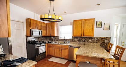 Serene 5-Bedroom Retreat, Oswego