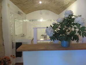 Hair dryer, towels, toilet paper - In Jean Giono country, at the foot of the village of Lurs, in the countryside. (Lurs)