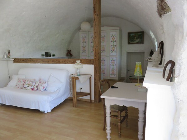 Interior - In Jean Giono country, at the foot of the village of Lurs, in the countryside. (Lurs)