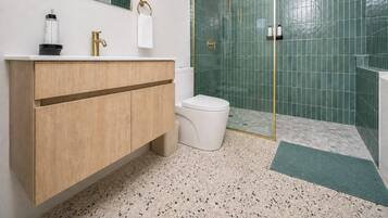 Premium Double Room, 1 King Bed | Bathroom