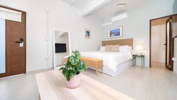 Premium Double Room, 1 King Bed | WiFi (free)