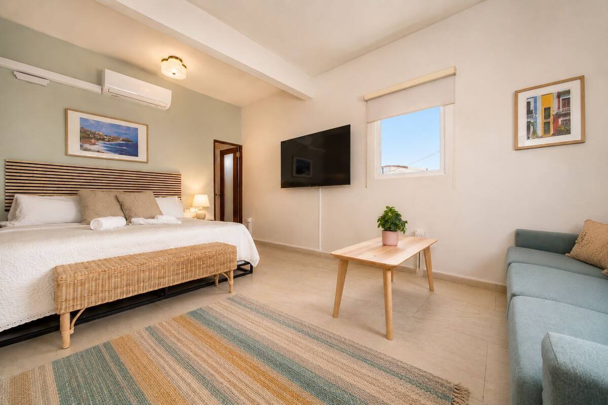 Premium Double Room, 1 King Bed | WiFi (free)