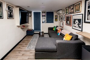 Standard dubbelrum | Vardagsrum | 48-tums platt-tv med digitalkanaler, Netflix och streamingtjänster