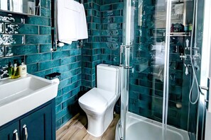 Standard Double Room | Bathroom | Shower, free toiletries, hair dryer, towels