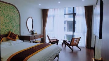 Escritorio, espacio para trabajar con laptop y wifi gratis