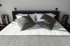 3 bedrooms, desk, travel cot, free WiFi