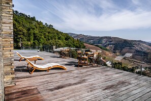 Outdoor dining - Pouso dos Pousos - A fantastic view of the Douro, to contemplate, slowly (Mesão Frio)