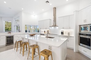 Jääkaappi, uuni, liesi, astianpesukone