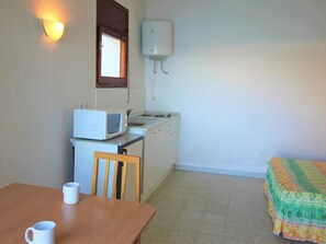 Fridge, microwave, stovetop, coffee/tea maker - Seaside studio - 2 guests (Roses)