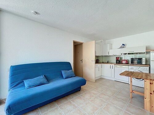 Seafront apartment with terrace and pool