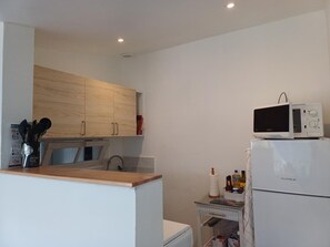 Een koelkast, een microgolfoven, een koffiezetapparaat/waterkoker