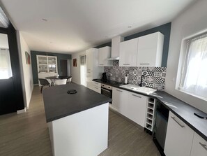 Fridge, microwave, oven, stovetop - Single-storey house with air conditioning, 3 bedrooms, near the beach (Valras-Plage)