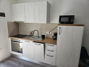 Kühlschrank, Mikrowelle, Ofen, Geschirrspüler