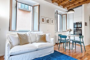 Departamento familiar, vista a la ciudad | Área de sala de estar | Televisión LED de 32 pulgadas con canales digitales 