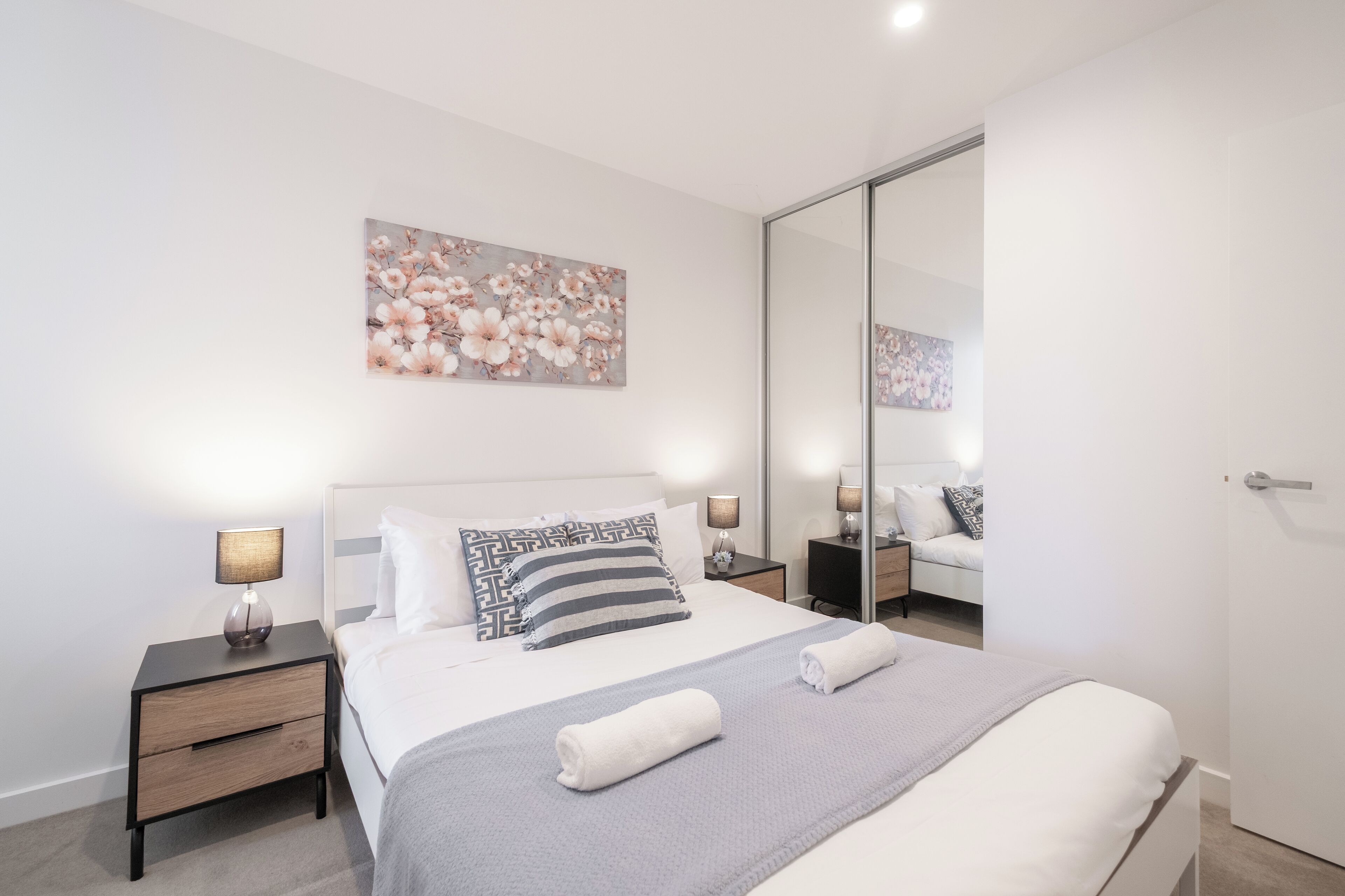 2 habitaciones, escritorio, tabla de planchar con plancha y wifi gratis 