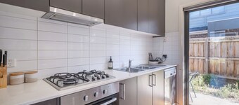 Glenroy 2BR1BA in Townhouse Parking+Wi-Fi+Bath