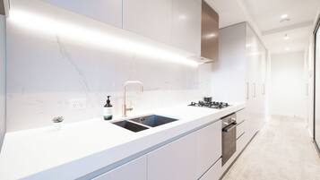 Fridge, microwave, oven, stovetop