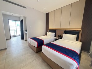 Deluxe Twin Room | Peralatan tempat tidur premium, meja, Wi-fi percuma, cadar katil 