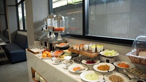 Sarapan bufet setiap hari dengan fi 