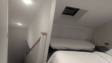 Cabin | 1 bedroom, iron/ironing board, free WiFi, bed sheets