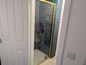 Cabin | Bathroom | Shower, hair dryer, towels - Ox Lane Annexe - Harpenden (Harpenden)
