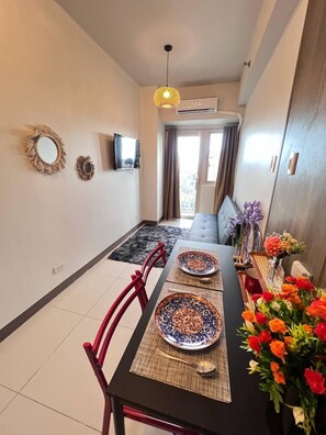 Leilighet – comfort, 1 soverom, balkong, byutsikt | Spiseområde på rommet