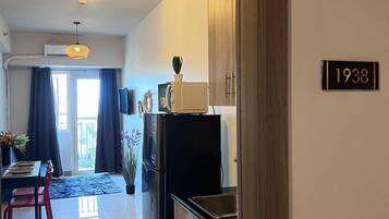 Condo conforto, 1 quarto, sacada, vista para a cidade | Cozinha privada | Geladeira, micro-ondas, cooktop, lava-louças
