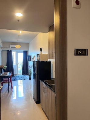 컴포트 콘도, 침실 1개, 발코니, 시내 전망 | 전용 주방 | 냉장고, 전자레인지, 쿡탑, 식기 세척기