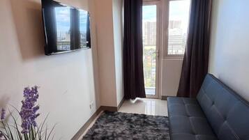 Condo conforto, sacada, vista para a cidade | Área de estar | Smart TV 40 polegadas com canais digitais