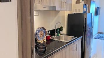 Condo conforto, sacada, vista para a cidade | Cozinha privada | Geladeira, micro-ondas, cooktop, lava-louças