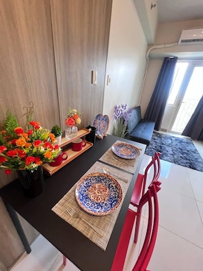 Comfort Condo, 1 Bedroom, Balcony, City View | In-room dining