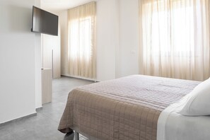 In-room safe, desk, laptop workspace, soundproofing - Hotel Bastione (Brindisi)
