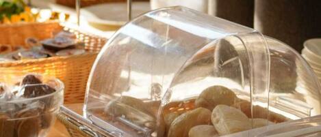 Buffet disposat amb diferents aliments en cistells i recipients tancats.