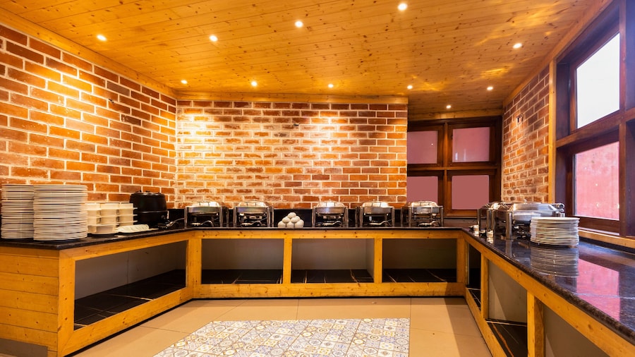 Sumitel Sanderling 500 meters from Mall Road