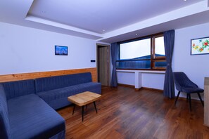 Suite | Zona de estar | Televisión LED de 32 pulgadas con canales por satélite