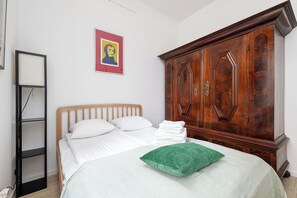 Apartamento, vistas a la ciudad | 1 dormitorio, tabla de planchar con plancha, wifi gratis
