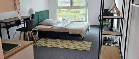 1 dormitorio, tabla de planchar con plancha, wifi y ropa de cama