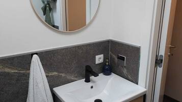 Dusche, Haartrockner, Handtücher, Seife