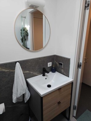 Dusche, Haartrockner, Handtücher, Seife