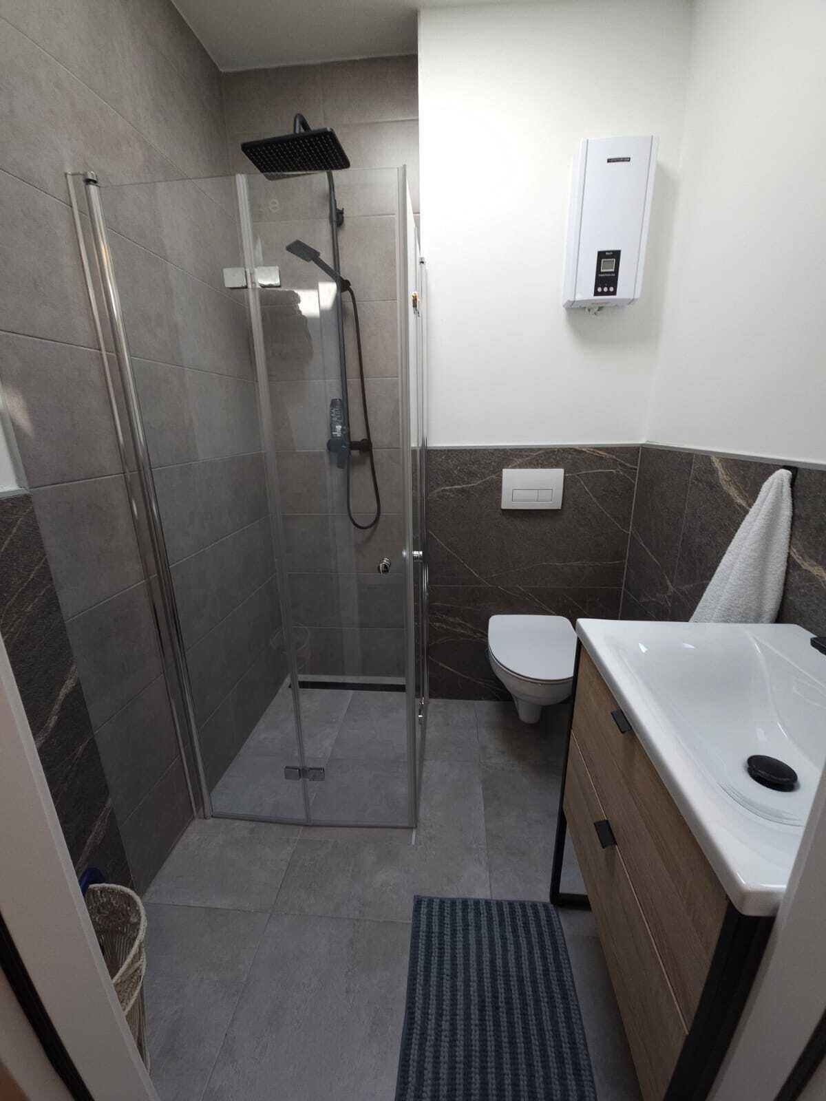 Douche, sèche-cheveux, serviettes fournies, savon