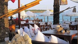 Outdoor dining - Wake up to marina views in the heart of Praia da Rocha. Steps from the beach, restaurants and bars. Stylish apartment with king-size bed, air conditioning and fully equipped kitchen. Free parking & self check-in. Sleeps up to 5. (Portimão)
