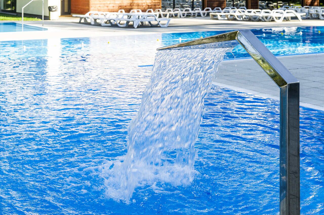 Una piscina con un elemento acuático.