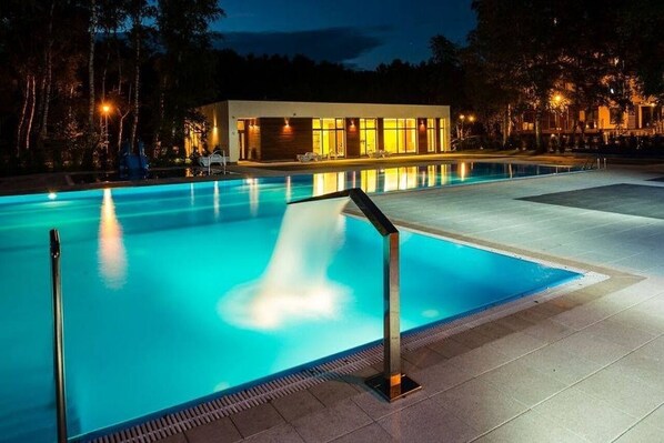 Utomhuspool och uppvärmd pool