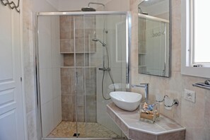 Shower, bidet, towels, soap - Complesso Villa Vanissia (Castrignano del Capo)