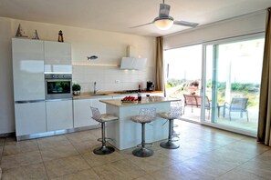 Kjøleskap, ovn, kokeplater og kaffetrakter/tekoker